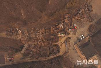 山火事で全焼した義城・孤雲寺の焼け跡