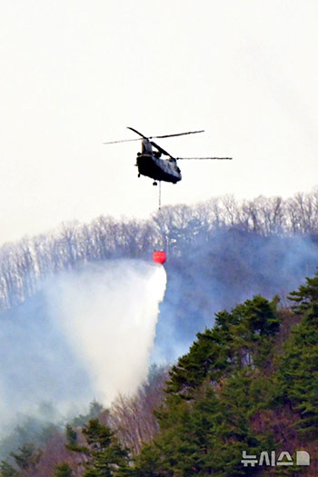 山火事の消火作業に当たる軍用ヘリ