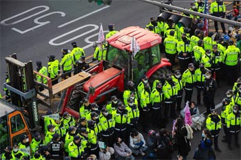 「尹大統領弾劾デモ」参加の若者らがチョークで大量の落書き、景福宮横の道路を終日占拠