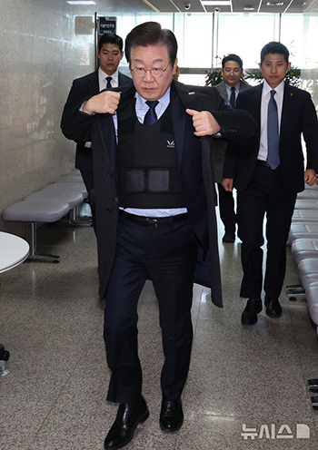 防弾チョッキを着て移動する共に民主・李在明代