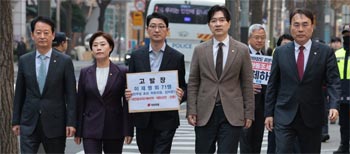 ▲与党・国民の力法律諮問委員会の朱晋佑（チュ・ジンウ）委員長（左から3人目）と同党議員／聯合ニュース