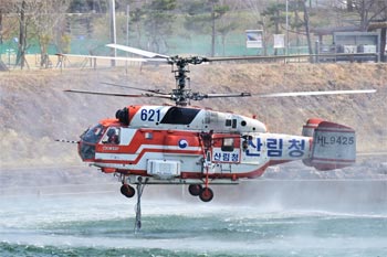 ▲慶尚南道山清郡で発生した大規模な山火事が4日目を迎えた3月24日午前、消防ヘリが徳川江で水を淡水化している。/NEWSIS