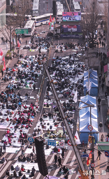 尹大統領の罷免求める徹夜デモ　／ソウル