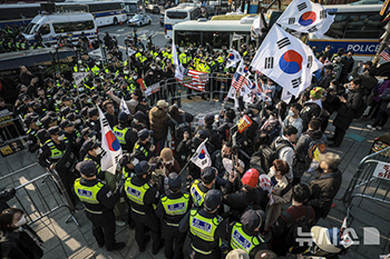 韓国警察がデモ隊締め出し　憲法裁判所の半径100m以内から　／ソウル