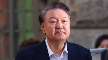 ▲3月8日、京畿道義王市のソウル拘置所前で警護車両から降り、支持者に手を振りながら同拘置所を出る尹錫悦（ユン・ソンニョル）大統領＝当時＝。写真＝聯合ニュース