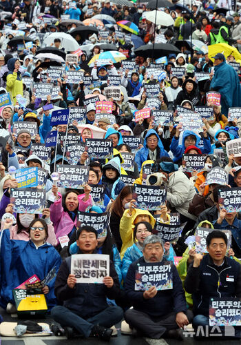 「民主主義が勝利した」