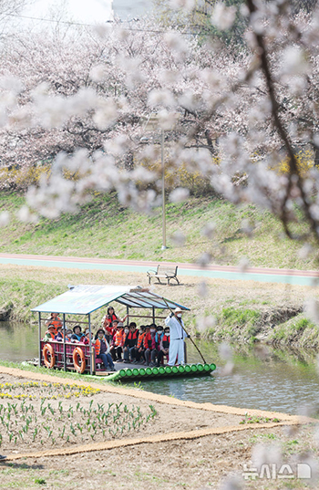 サクラ並木の下で楽しくいかだ体験