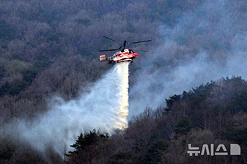 山火事現場でヘリコプターが鎮圧活動　／慶尚南道