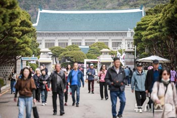 大統領弾劾宣告の後、人気が高まった青瓦台観光