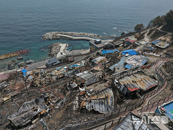 山火事で全焼した漁村集落＝盈徳郡石里