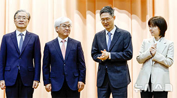 ▲ソウル市鍾路区の憲法裁判所で開かれた就任式で文炯培（ムン・ヒョンベ）裁判官（左から3人目）らと対話を交わす馬恩赫（マ・ウンヒョク）憲法裁判官（左から2人目）。9日撮影。／共同取材