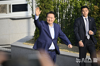 官邸を離れる尹錫悦・前大統領