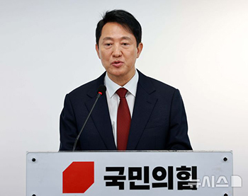 大統領選挙不出馬宣言の緊急記者会見を行う呉世勲ソウル市長