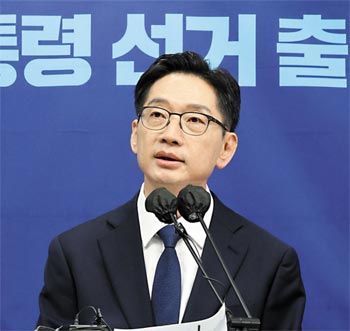 ▲世宗市庁舎で第21代大統領選挙出馬を宣言する金慶洙（キム・ギョンス）元慶尚南道知事。13日撮影。／news1