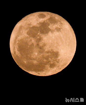 「ピンクのマイクロムーン」観測された済州島の空