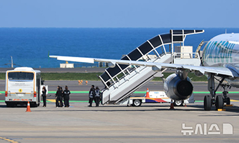「乗客が非常口のドアを開けた」　エアソウル機が離陸中止
