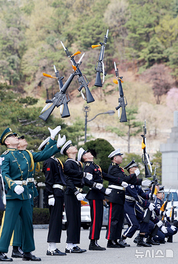 国立ソウル顕忠院の「顕忠門定例軍儀仗行事」