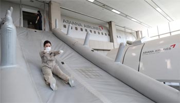 ▲アシアナ航空本社の教育訓練棟で非常脱出訓練を実施する客室乗務員たち。2022年2月撮影。／ナム・ガンホ記者