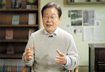 ▲髪を明るい色に染め、防弾チョッキを脱いでノーネクタイのニット姿に…イメージチェンジした李在明（イ・ジェミョン）前・共に民主党代表。写真＝李在明氏の選挙陣営