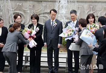 退任のお祝いを受ける文炯培・憲法裁所長権限代行と李美善・憲法裁判官