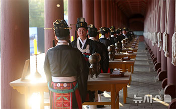 正殿補修が完了した宗廟で「告由祭」　／ソウル