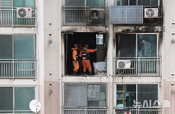 マンション火災現場を調べる消防隊員　／ソウル