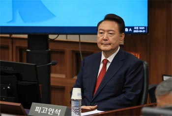 ▲21日、瑞草洞のソウル中央地裁で開かれた内乱首謀容疑の2回目の公判に出廷した尹錫悦・前大統領。／写真＝ニュース1