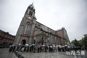 故フランシスコ教皇の弔問の行列