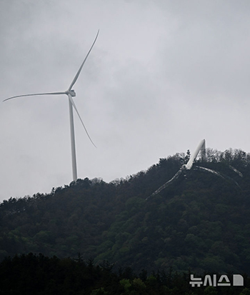 倒壊した発電用風車＝和順