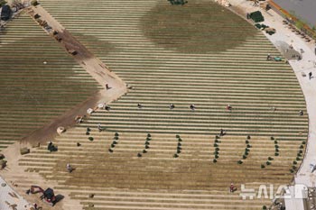 ソウル広場は「着替え」中