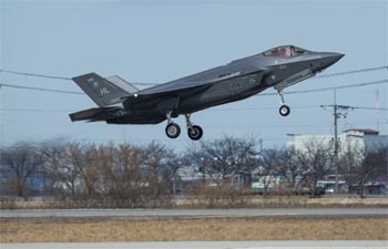 ▲今年2月の韓米連合空中訓練で烏山空軍基地から飛び立つ米空軍のF35A。／写真＝韓国空軍