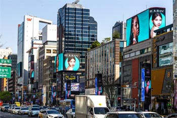 ▲デジタル屋外広告看板が立ち並ぶ江南駅近くの江南大路。／イ・シンヨン映像メディア記者