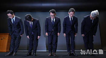 USIMハッキング問題で謝罪するSKテレコム社長・役員陣