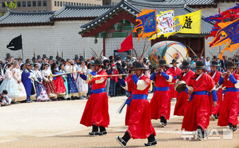 守門将交代式を見る外国人観光客たち　／ソウル