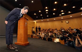 ▲4月25日、ソウル市中区のSKTタワーで顧客情報保護措置強化説明会を開き、顧客のUSIM情報ハッキングに関して謝罪し、頭を下げるSKテレコムの柳英相（ユ・ヨンサン）代表取締役。／写真＝ニュース1