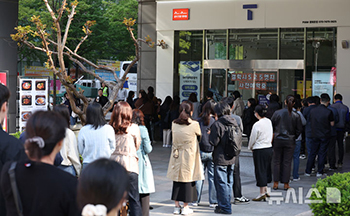USIM交換のため行列するSKテレコム利用者たち　／ソウル
