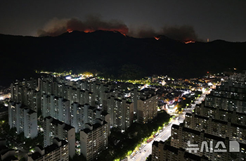 夜間も延焼する山火事　／大邱