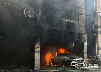 原因不明の車両火災で黒く焼けたヴィラ