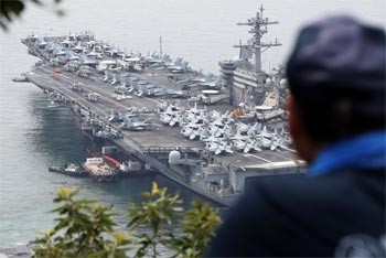 ▲韓米合同軍事演習「フリーダム・エッジ」に参加するため釜山港を出港する米原子力空母「ルーズベルト」。2024年6月撮影。／キム・ドンファン記者
