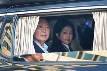 ▲先月11日、ソウル市竜山区漢南洞の大統領公邸を離れ、同市瑞草区瑞草洞の私邸に移動する際、支持者たちにあいさつする尹錫悦（ユン・ソンニョル）前大統領。尹前大統領の後ろには金建希（キム・ゴンヒ）夫人の姿も見える。写真＝キム・ジホ記者