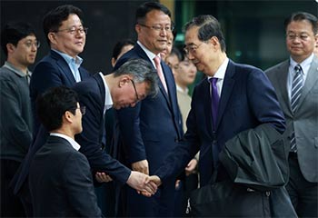 ▲首相職の辞任を発表した韓悳洙（ハン・ドクス）大統領権限代行。写真＝NEWSIS