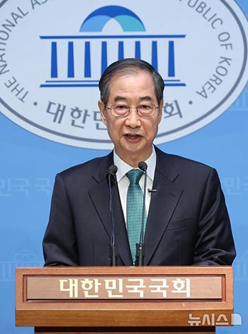 大統領選挙出馬を宣言する韓悳洙・前首相