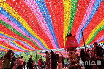 釈迦生誕日まであと三日…大勢の人が訪れる曹渓寺
