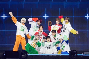 ▲SMエンターテインメント30周年記念コンサートで、男性アイドルグループNCT DREAM（エヌシーティー・ドリーム）と一緒にステージに立った「K-POPアイドルグループ第1世代」H.O.T（エイチオーティー）。写真＝SMエンターテインメント