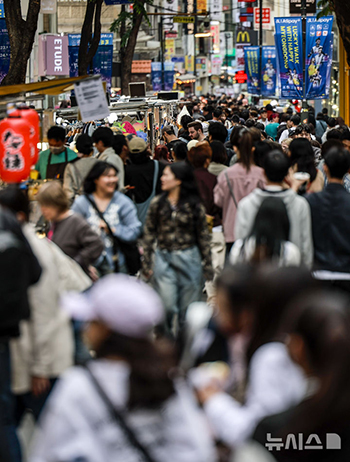 5月の連休最終日、混雑する明洞