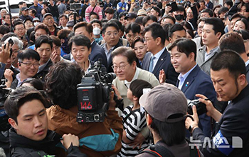 市民に囲まれた李在明・大統領選候補