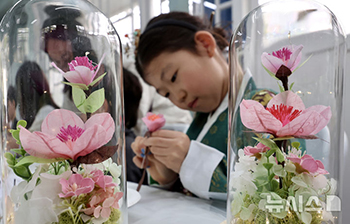 「父母の日」を前に「モモの花の孝道灯」を作る子どもたち