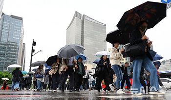 雨の中の出勤　／ソウル