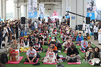 漢江で「ぼーっとする大会」開催　／ソウル