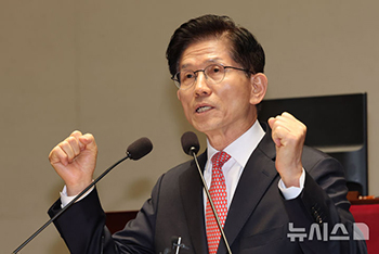 両手の拳を握りしめる与党・国民の力の金文洙大統領選候補　／ソウル